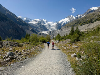 Fototapeta na wymiar Many people hike towards the Morteratsch Glacier.