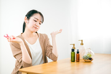 無駄毛を剃る女性（困る）
