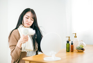ドライヤーを使って髪を乾かす日本人女性（悩む・ダメージヘア）
 - obrazy, fototapety, plakaty