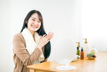 お風呂上がりにタオルドライする日本人女性（保湿）
