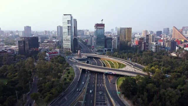 Volando por el Perif&eacute;rico con una toma a&eacute;rea sobre Fuente de Petr&oacute;leos de la Ciudad de M&eacute;xico