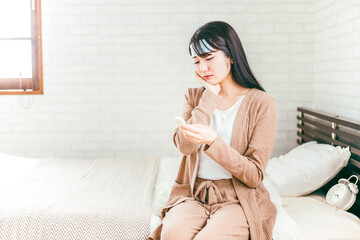 歯が痛くて発熱する日本人女性
