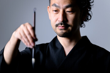 筆を持っている書道家のようなイメージ