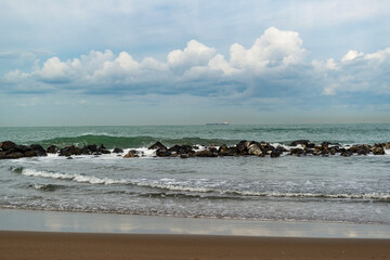 Bord de mer par une matinée nuageuse