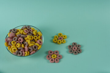 Cornflakes rings in a clear plate, top view.