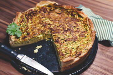 Frisches Quiche mit Zucchini