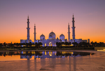 Tourists visit the Sheikh Zayed Grand Mosque. Night time view opposite the grand mosque.  - obrazy, fototapety, plakaty