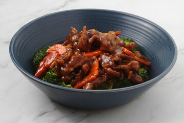 Freshly cooked beef and broccoli in oyster sauce