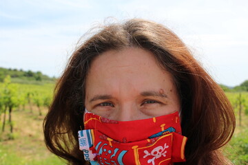 femme avec un masque anti covid 19