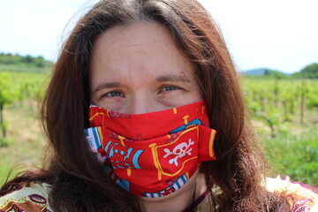 femme avec un masque anti covid 19