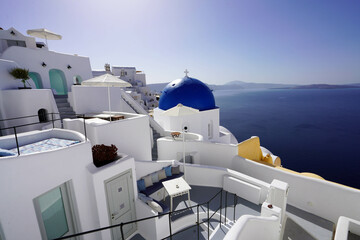 Obraz premium Beautiful view of Santorini resorts with the Caldera in Oia village, Greece