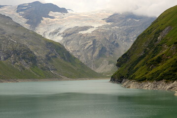 Reste eines Gletschers an einen Stausee in den Bergen