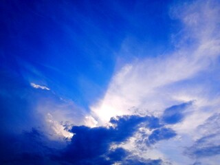 Fototapeta na wymiar 印象的な雲と空　雲間から太陽の光
