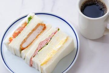 ミックスサンドイッチとコーヒーのランチ