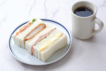 ミックスサンドイッチとコーヒーのランチ