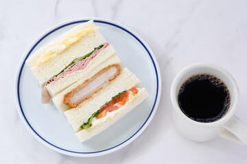 ミックスサンドイッチとコーヒーのランチ