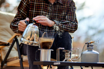 ソロキャンプを楽しむ若い日本人の男性