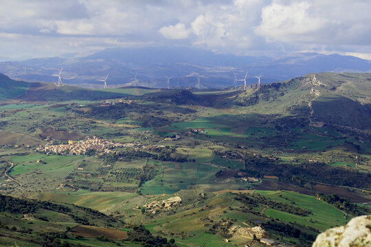 Vallata con pale eoliche vista dal monte altesina