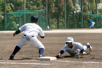 牽制されて帰塁するランナー（高校野球）