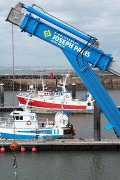 Grue portuaire Joseph Paris du groupe Fayat sur le port de la Cotinière, île d'Oléron, France