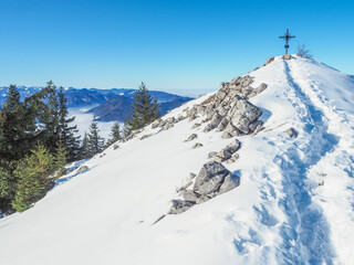Einsamer Gipfel in den Bayerischen Alpen im Winter