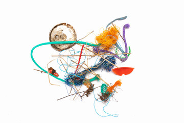 Plastikteile und Reste von Fischernetzen die im Meer gefunden wurden.