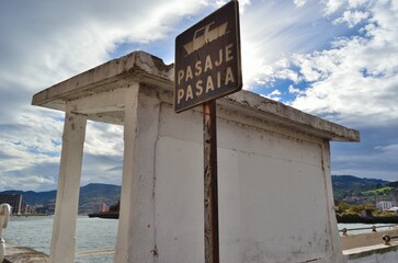 Antiguo embarque para trasladar pasajeros en una pequeña barca de un lado al otro de la Ría de Bilbao 