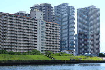 隅田川と南千住の高層マンション群