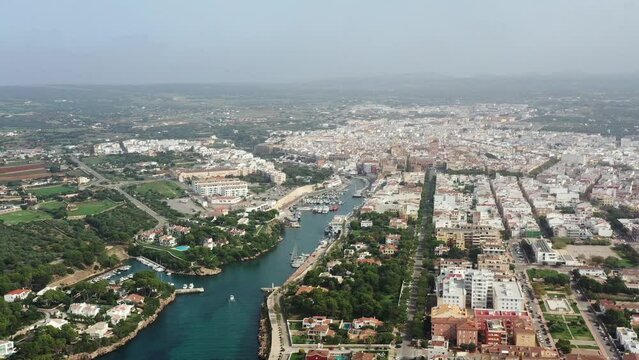 survol de Ciutadella de Menorca dans les &icirc;les Bal&eacute;ares en Espagne, minorque