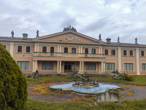 Italy bike trip, abandoned house