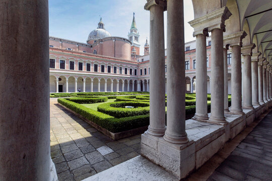 Venezia. Isola di San Giorgio Maggiore.Fondazione Giorgio Cini con aiuole di bosso verso la basilica
