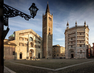Parma.Cattedrale con campanile e Battistero in Piazza Duomo.