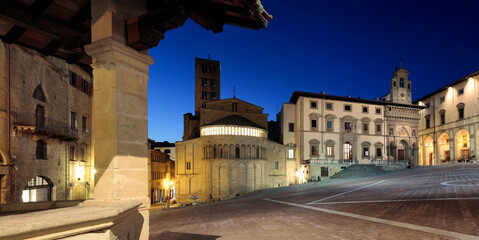 Fototapeta premium Arezzo. Piazza Grande di notte