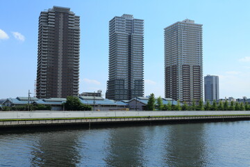 隅田川と南千住に建ち並ぶタワーマンション