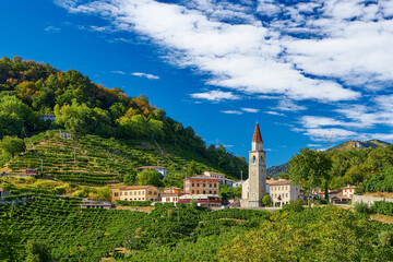 Ein Kirchturm ragt inmitten einer traumhaften Landschaft im Veneto, Norditalien, empor