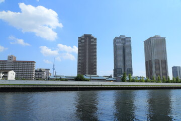 隅田川沿いに建ち並ぶタワーマンションとランドマークタワー