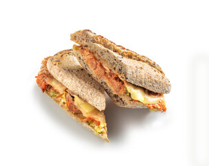 Baguette integral cortado de carne con tomate y queso sobre fondo blanco. Wholemeal baguette cut from meat with tomato and cheese on a white background.