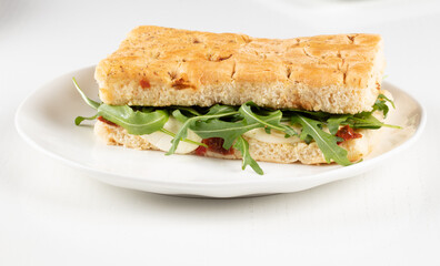 Sandwich vegetal a la plancha sobre fondo blanco, vegetales. Grilled vegetable sandwich on white background, vegetables.