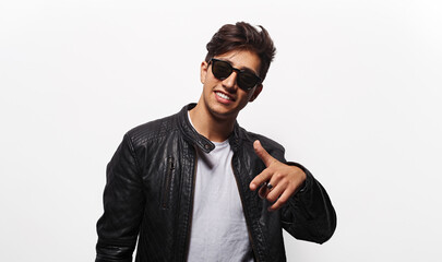 Obraz premium Cool young man pointing forward