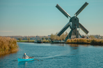 Vue sur une des fameux moulins à vent de Kinderdijk, village néerlandais des Pays-Bas, en automne...