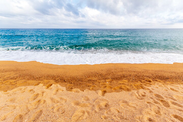 Fototapeta na wymiar Paisaje de la costa mediterrania en playa d'aro en la costa brava con oceano azul precioso.