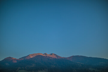 Sommet de montagne au coucher de soleil