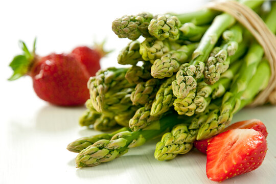 Frischer gr&uuml;ner Spagel im Bund mit Erdbeeren