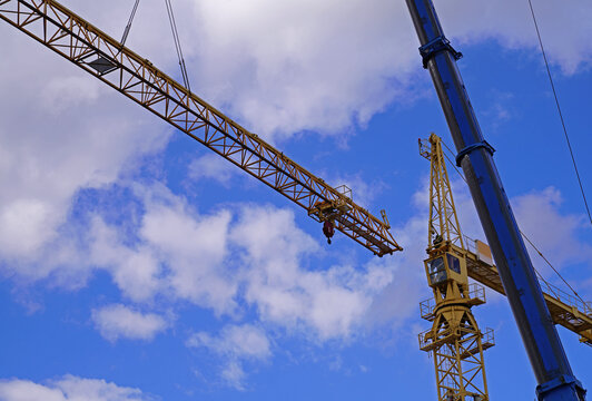 Relocation of a lattice boom crane on a large residential construction site