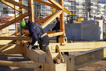 Relocation of a lattice boom crane on a large residential construction site
