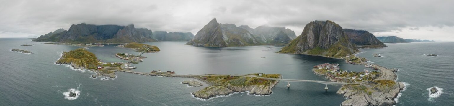Luftaufnahme von Hamn&oslash;y, Sakris&oslash;y und Reine auf den Lofoten