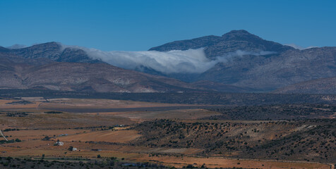Halbwüstenlandschaft und Gebirge bei Oudtshoorn Südafrika