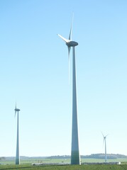 vue sur un site d'implantation d'&eacute;oliennes dans la campagne belge en automne - vertical