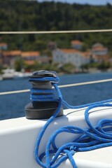 Tir vertical d& 39 une corde sur un bateau