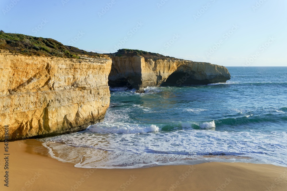 Poster beautiful shot of a coast of the sea with rocky cliffs on the side